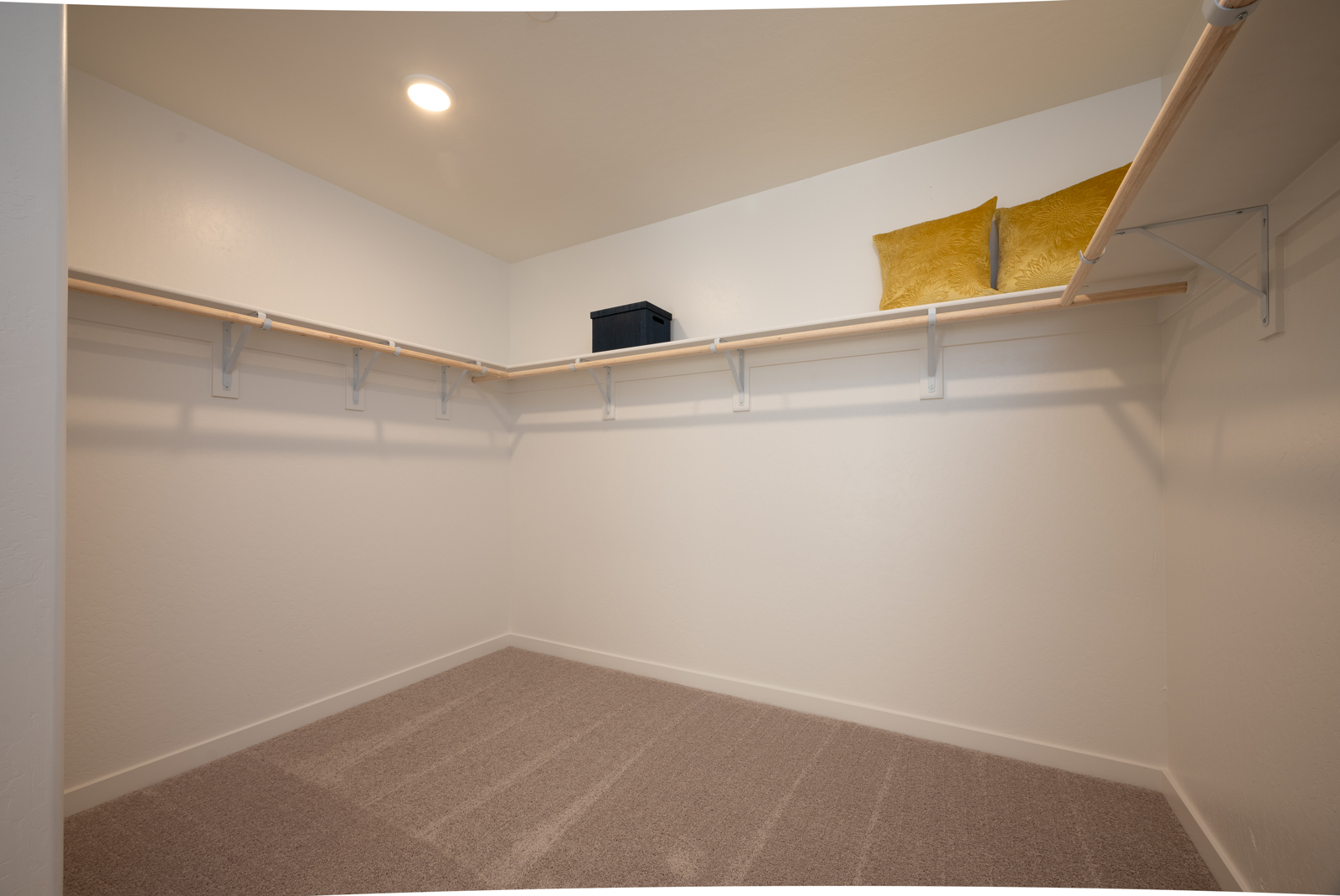 A room with a tv and a shelf.