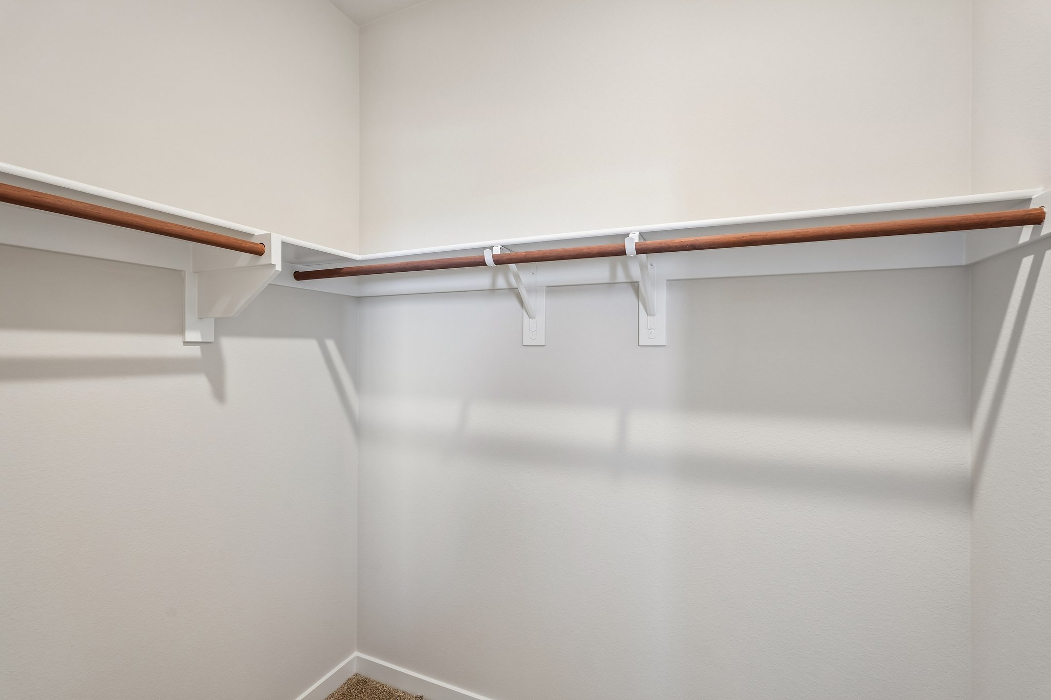 A white ceiling with a metal bar.