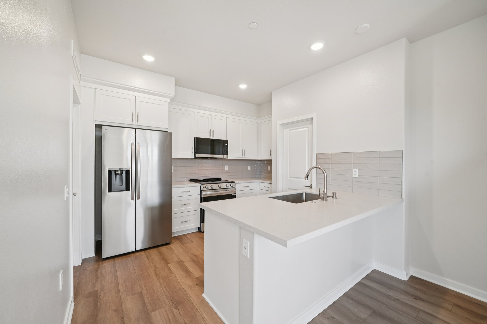 A kitchen with white cabinets.