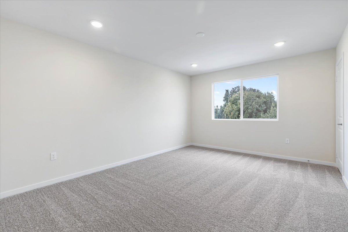 A room with a window and a carpet.