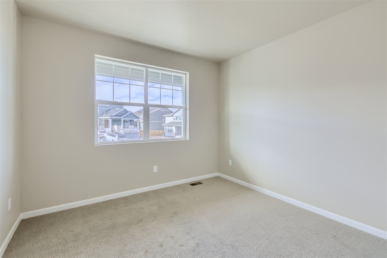 A room with a window and a carpet.