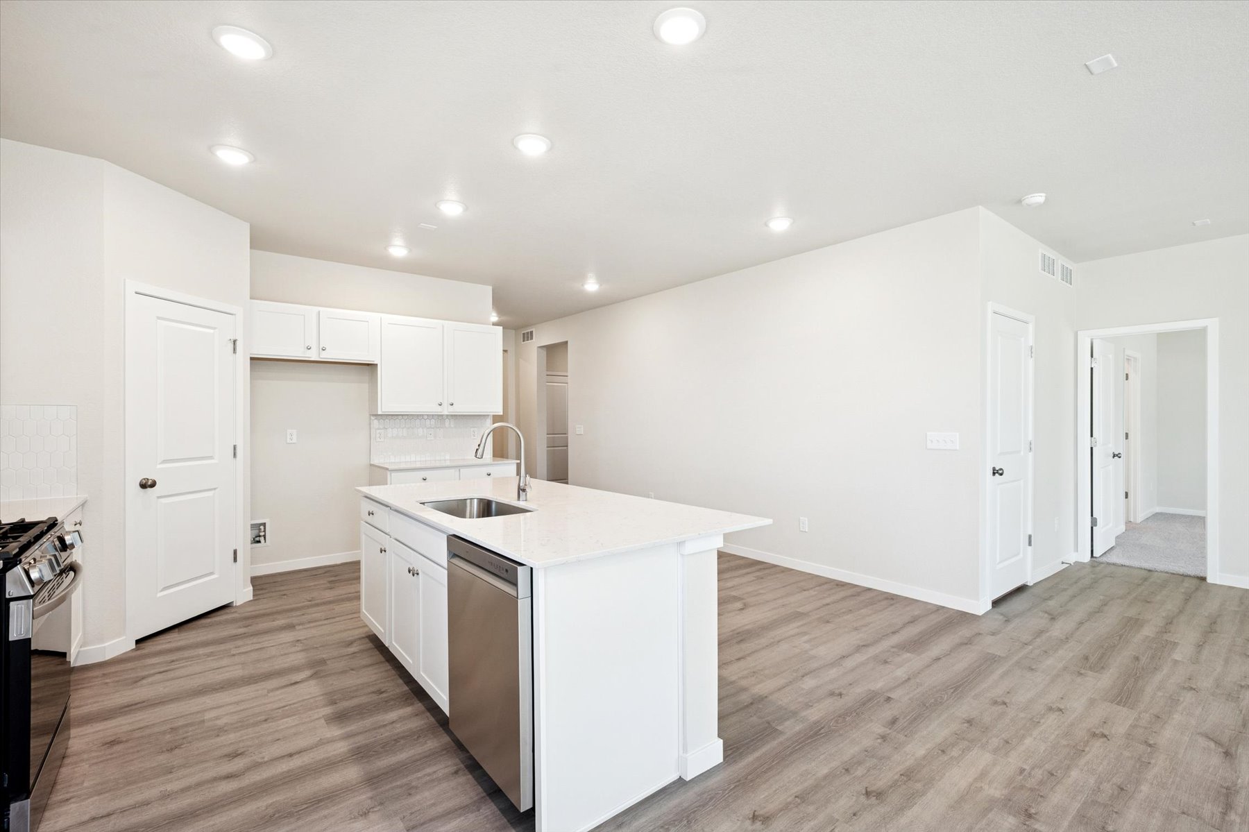 A kitchen with white cabinets.