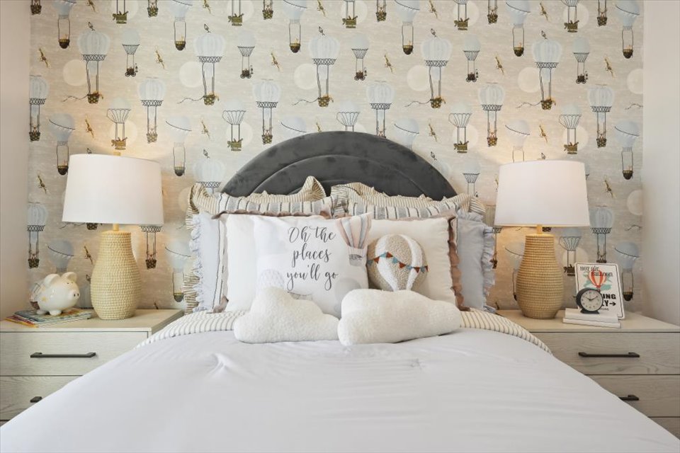 A room with a bed and lamps.