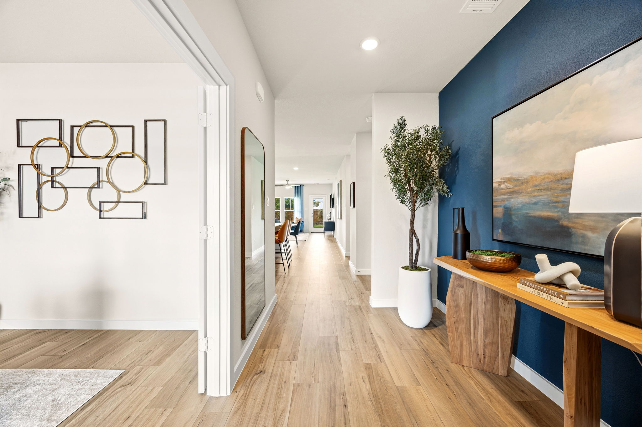 A room with a desk and a plant in it.