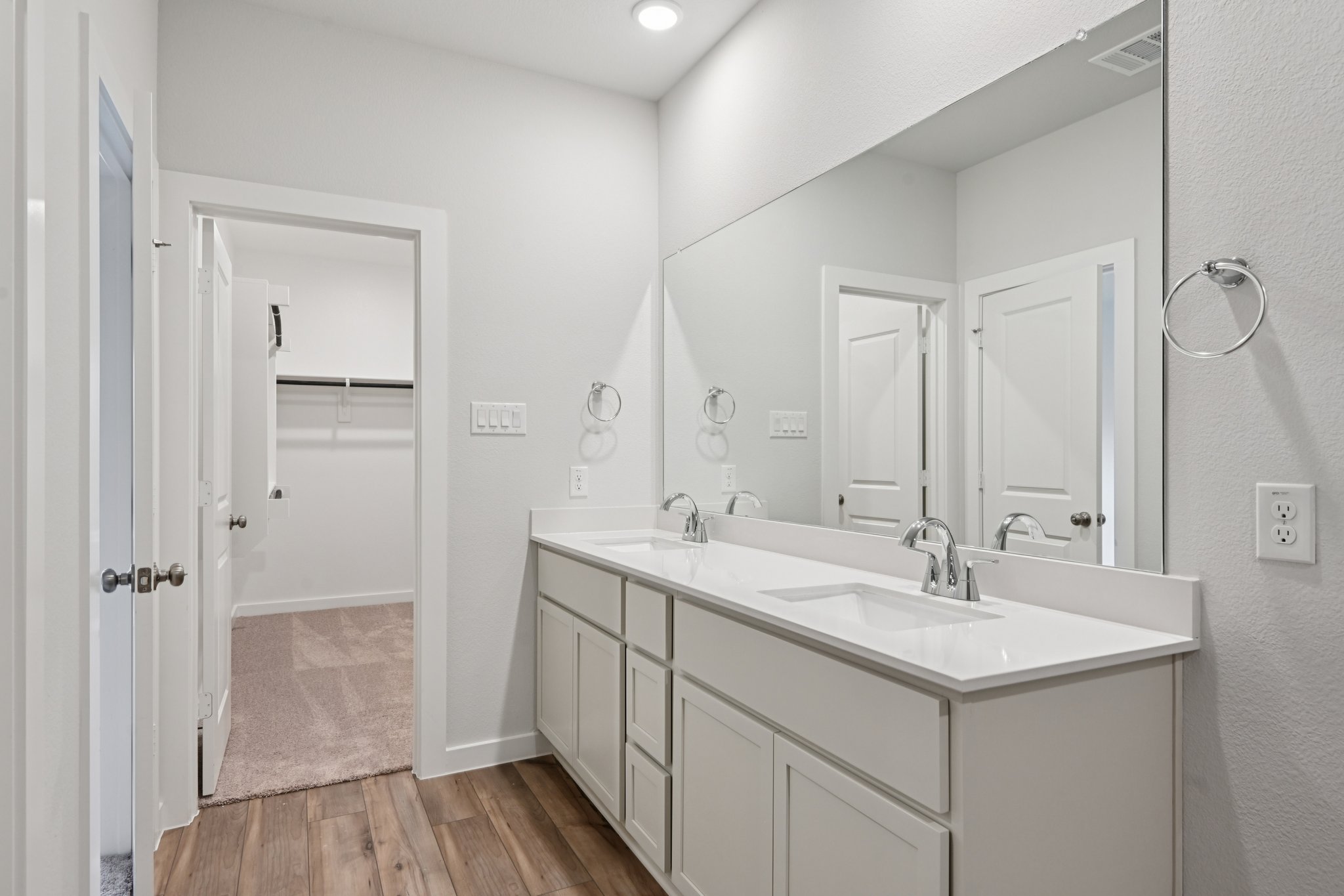 A bathroom with a sink and a mirror.