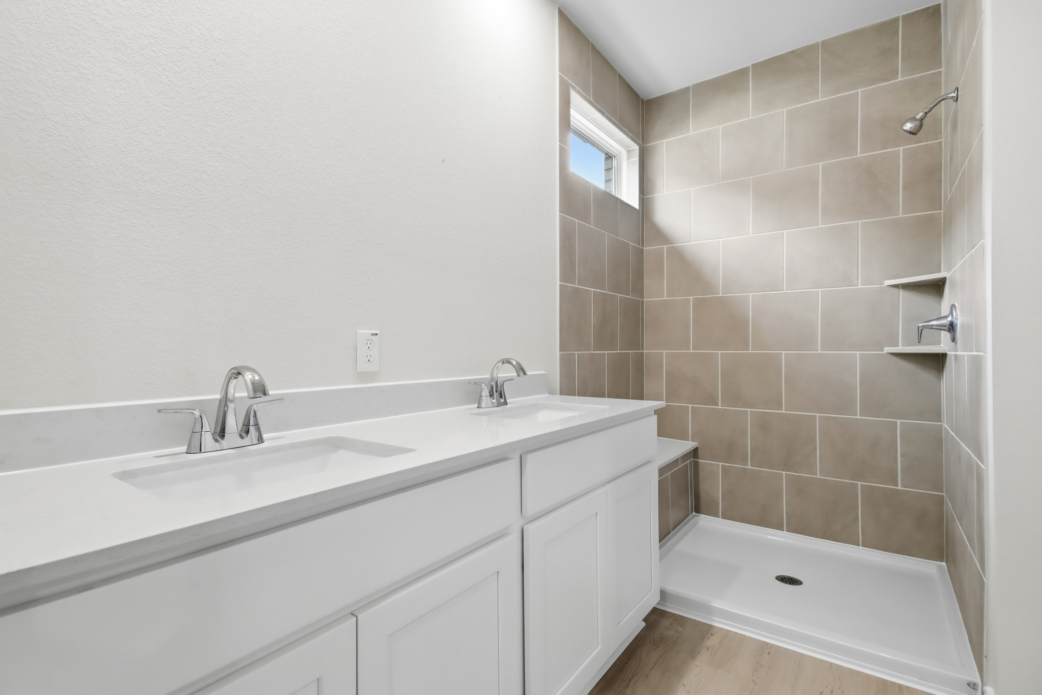 A bathroom with a sink and a mirror.